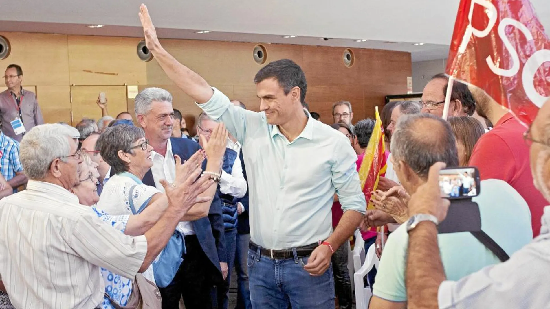 Pedro Sánchez, ayer, en la campaña de las catalanas en Gerona