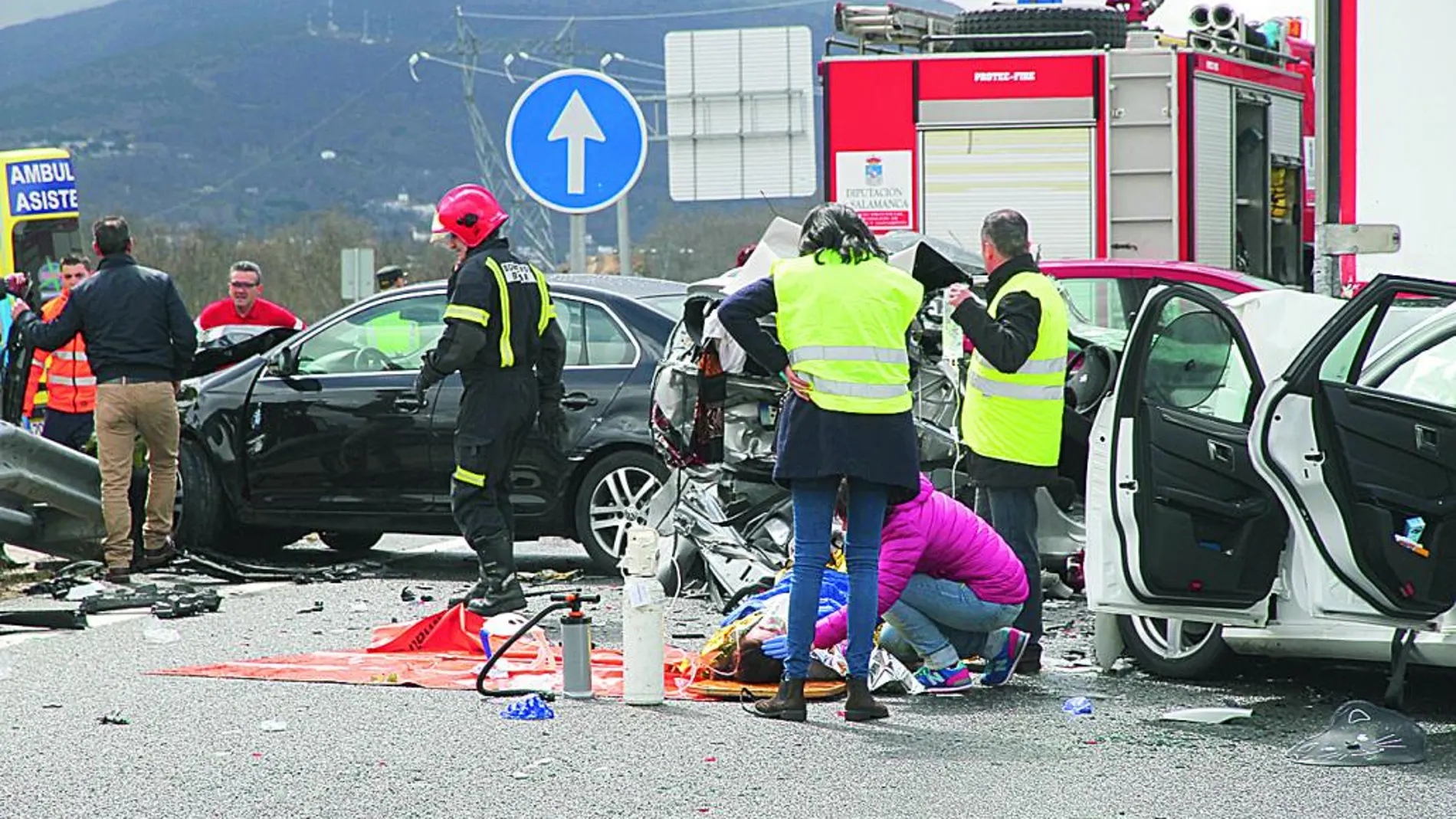 Una persona es atendida por los servicios médicos en el tramo de la A-66 donde se produjo la colisióon múltiple, ayer en la sierra de Béjar