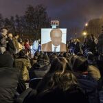Integrantes del movimiento nacido en redes sociales "La Nuit Debout"observan una intervención del presidente François Hollande