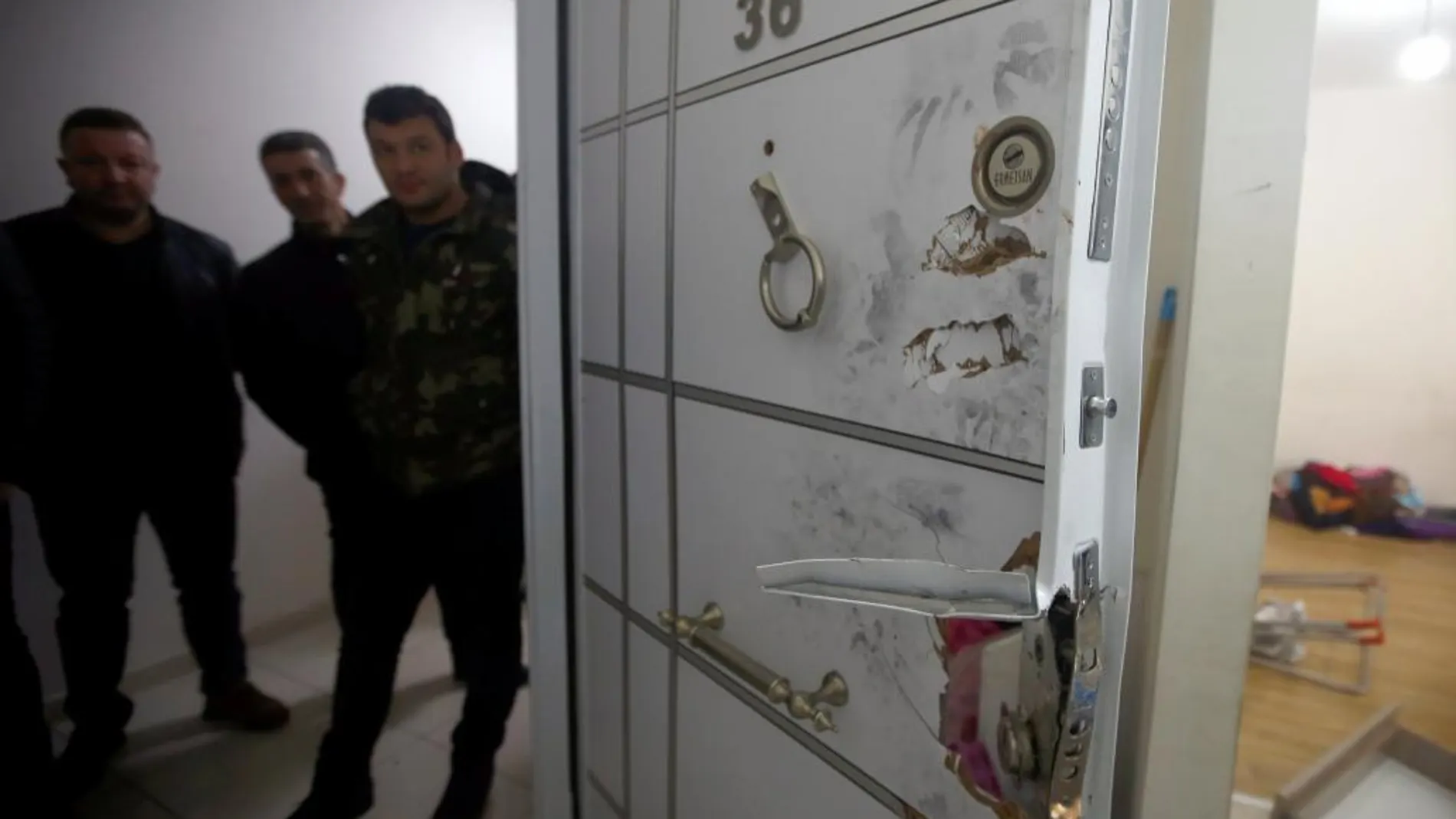 La puerta del piso en el que fue detenido el autor de la masacre de Estambul en Nochevieja forzada por las fuerzas de seguridad