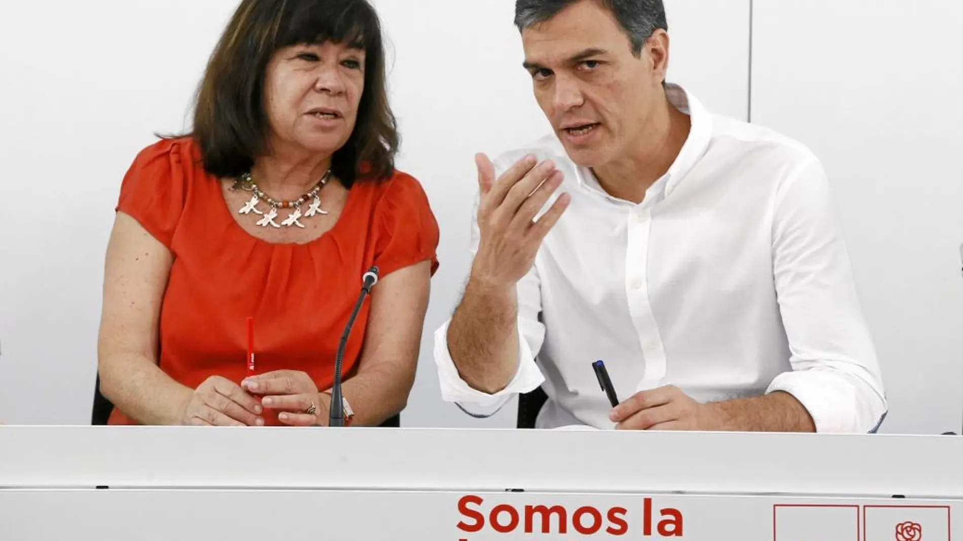 El secretario general socialista, Pedro Sánchez, ayer junto a Cristina Carbona en la reunión de la Ejecutiva Federal del partido