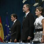 Los Reyes junto al jefe del Ejecutivo asturiano, Javier Fernández, al inicio de la ceremonia/Efe