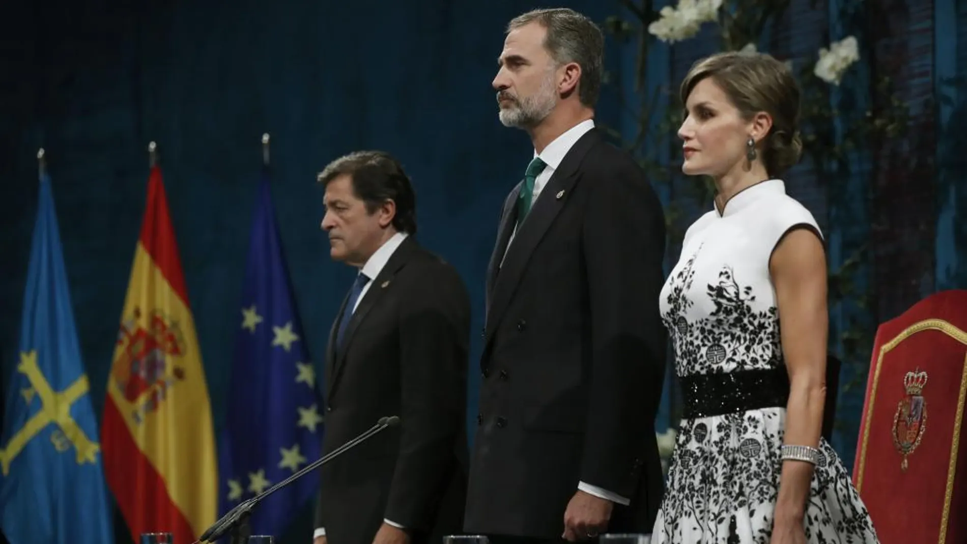 Los Reyes junto al jefe del Ejecutivo asturiano, Javier Fernández, al inicio de la ceremonia/Efe