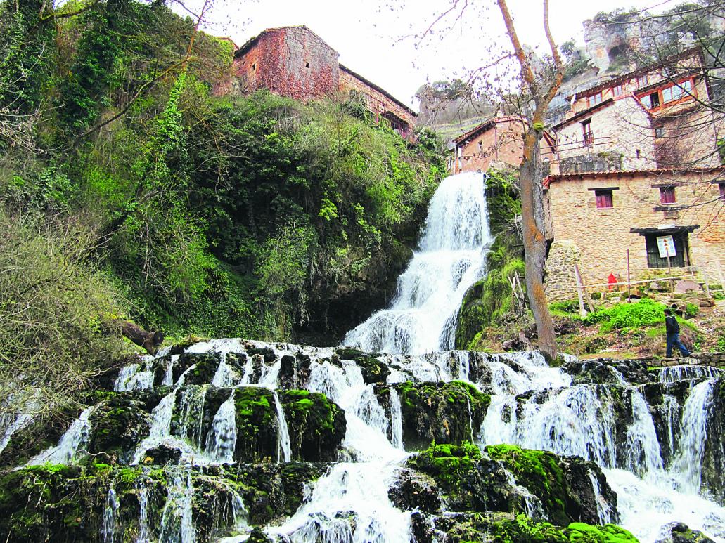 Cascada de Orbaneja del Castillo, una de las localidades integradas en el nuevo geoparque de Las Loras