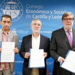 Vicente Andrés (CCOO), Agustín Prieto (UGT) y Aparicio (Cecale) firman el acuerdo