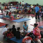 Residentes permanecen en un refugio tras evacuar de una zona potencialmente peligrosa después de la creciente actividad sísmica del Monte Agung