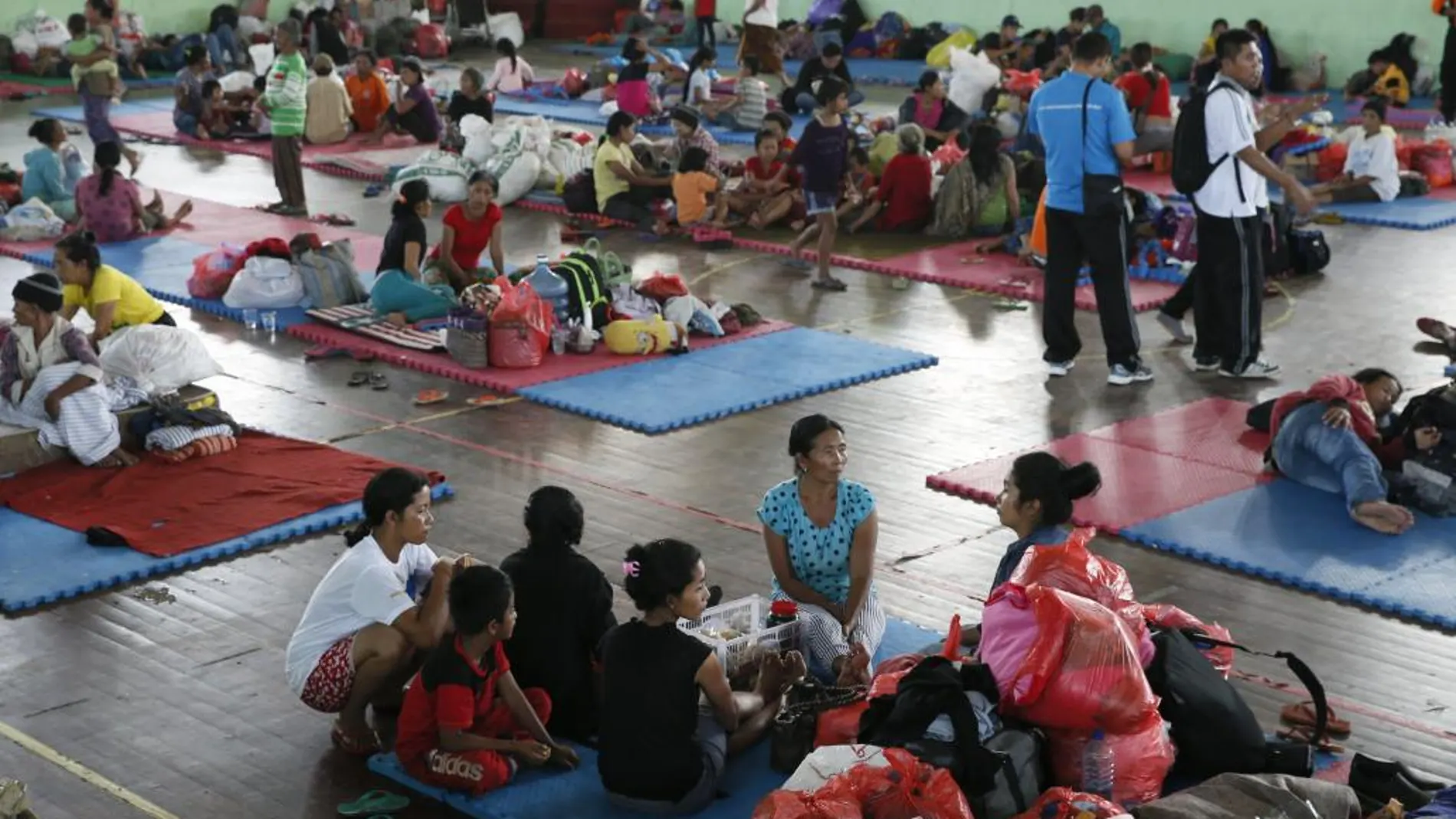 Residentes permanecen en un refugio tras evacuar de una zona potencialmente peligrosa después de la creciente actividad sísmica del Monte Agung