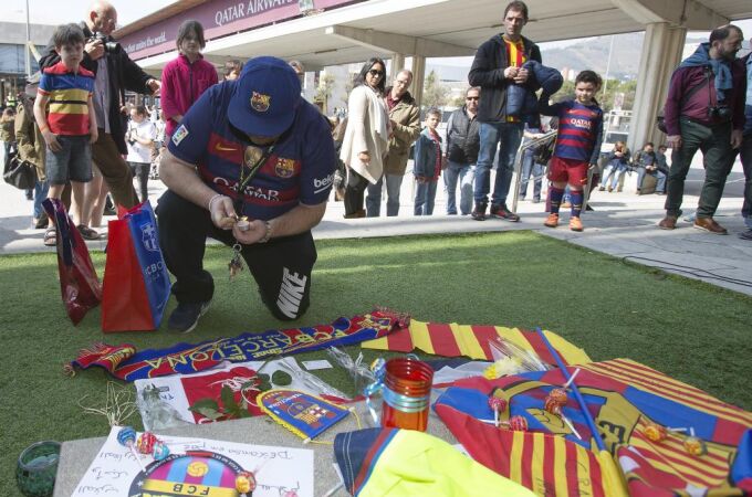 Flores en Akkerstraat y chupa chups en Barcelona para despedir a Cruyff