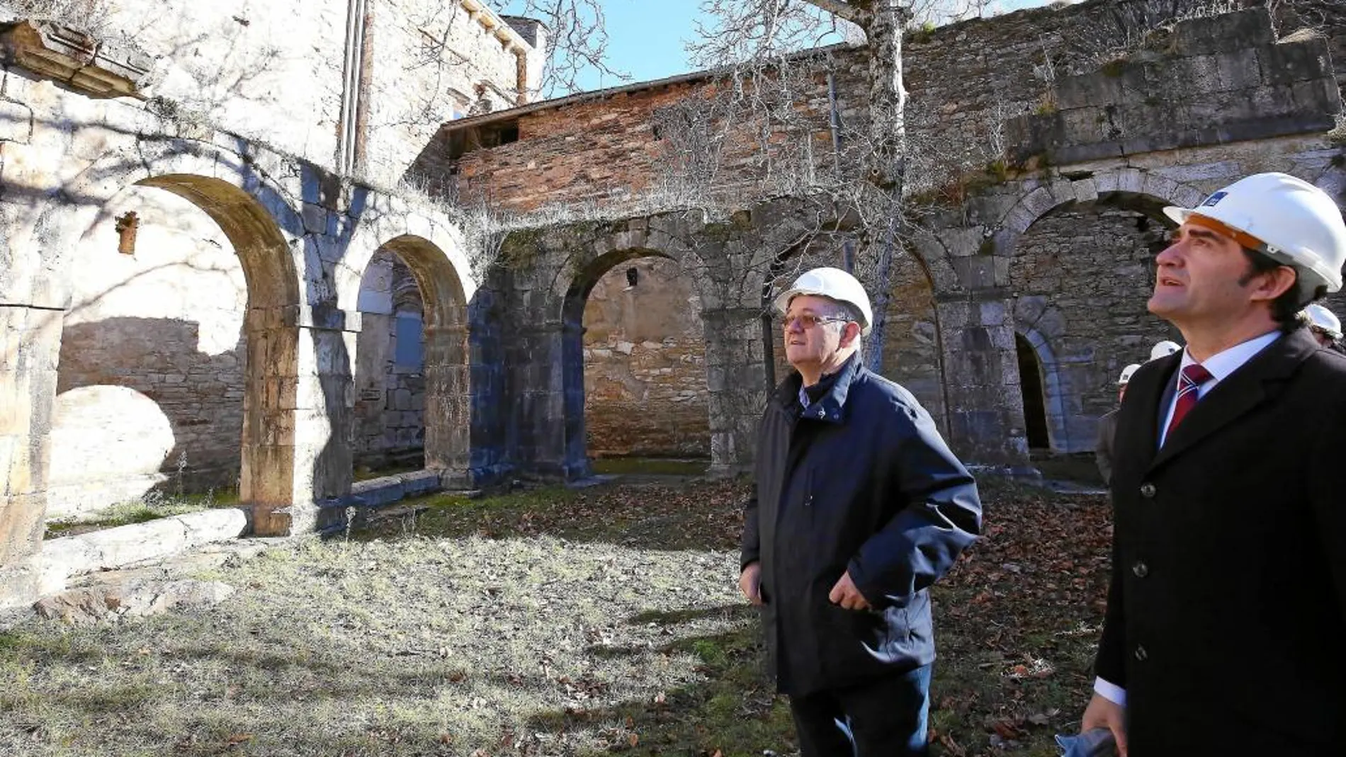 Suárez-Quiñones junto a De Cela visitan las obras del Monasterio de San Pedro de Montes