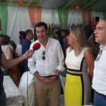 Juanma Moreno, en las fiestas de San Pedro de Alcántara, atiende a los medios junto a Ángeles Muñoz y Elías Bendodo