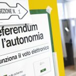 Un cartel con las instrucciones para votar en el referéndum de Lombardía celebrado el pasado día 22
