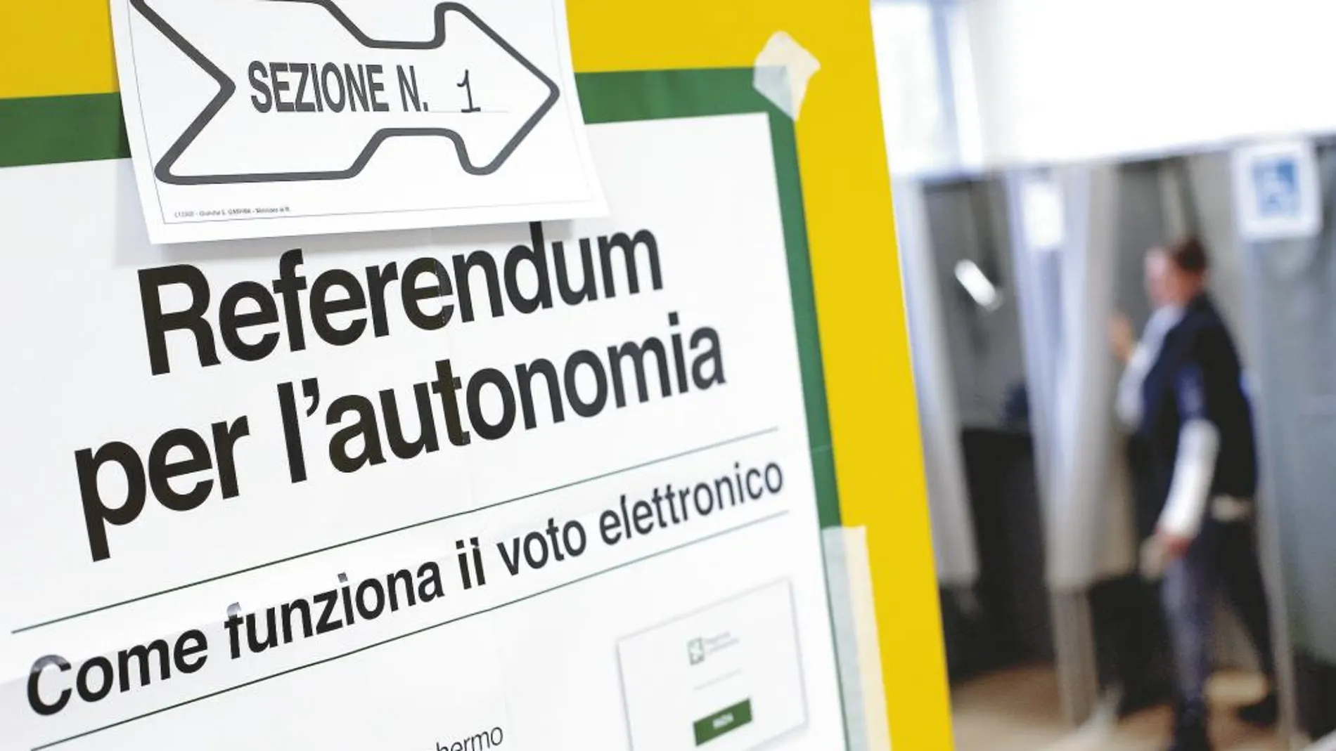 Un cartel con las instrucciones para votar en el referéndum de Lombardía celebrado el pasado día 22
