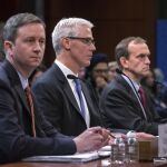 El consejero general de Facebook Colin Stretch, el consejero general de Google Inc. Kent Walker y el consejero general de Twitter Sean Edgett, asisten a la audiencia "Russia Investigative Task Force: Social Media Companies"en el Capitolio en Washington DC, (EE.UU.)