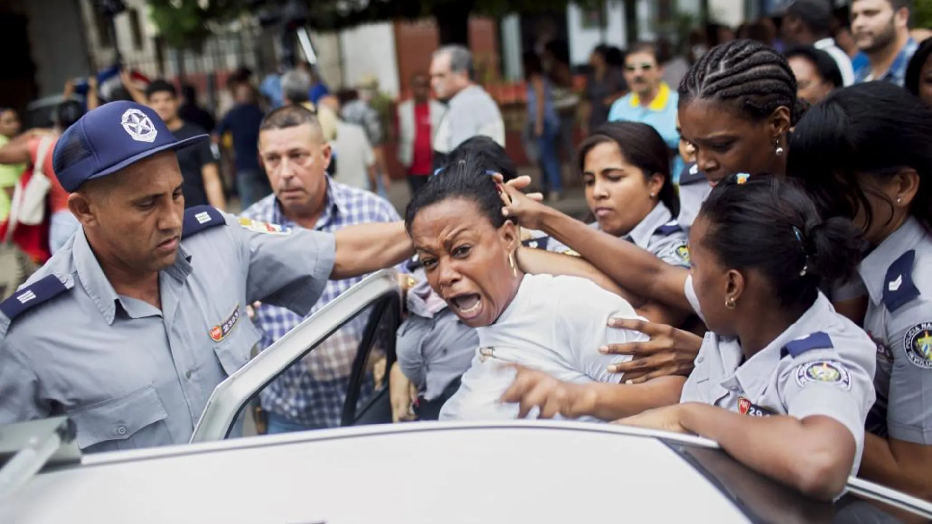 La Policía cubana detienen a una mujer miembro de las «Damas de Blanco».