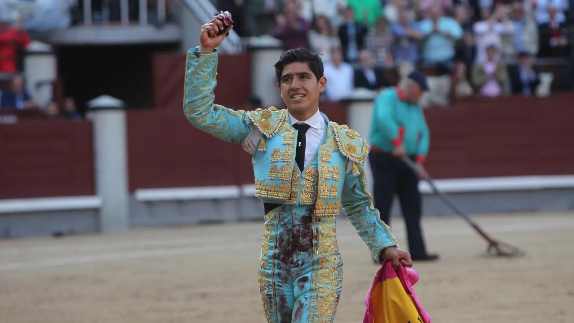 Luis David Adame pasea la oreja que cortó el pasado lunes en Las Ventas