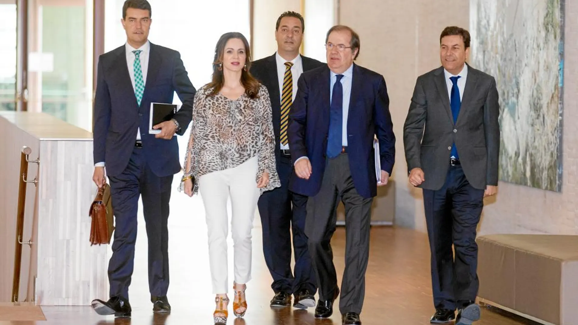 El presidente Herrera antes de comparecer en la Comisión de Investigación acompañado de Silvia Clemente, Fernández Carriedo, Salvador Cruz y Ángel Ibañez