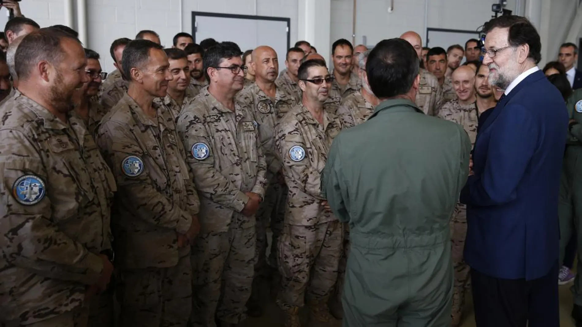 El presidente del Gobierno, Mariano Rajoy, visita la los soldados españoles que se encuentran en la base militar de Amari, Estonia.