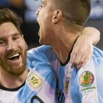 Lamela celebra con Messi uno de los goles del choque ante Venezuela