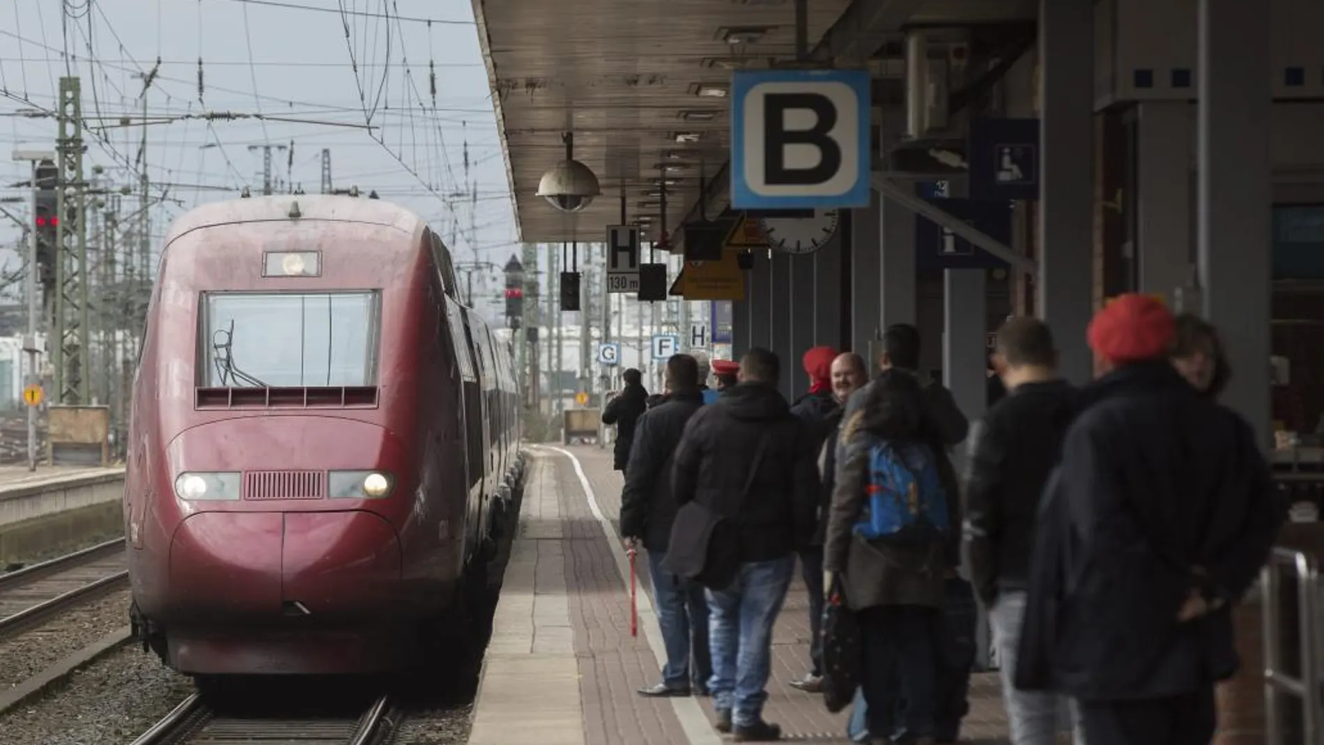 Un tren de alta velocidad Thalys en la estacion de Dortmund (Alemania).