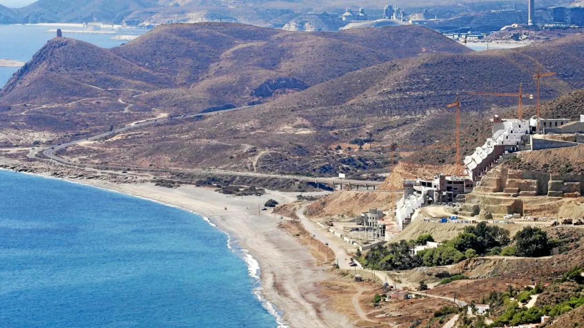 Vista del hotel de Azata, en primera línea de playa Carboneras