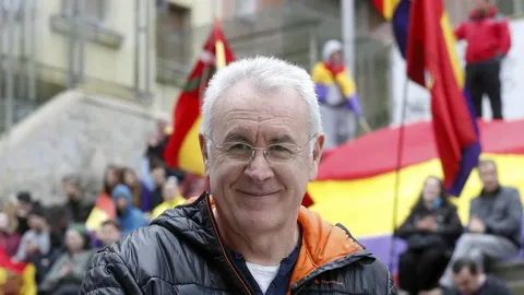 El coordinador federal de IU, Cayo Lara, ha participado hoy en los actos organizados con motivo de la celebración del 85 aniversario de la II República en Eibar
