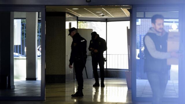 Agentes de la UDEF, durante la reciente operación policial en Vitaldent