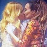 El apasionado beso de Marta Sánchez y Mónica Naranjo en México