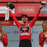 El ciclista holandés del equipo Giant, Tom Dumoulin, en el podio con el maillot rojo