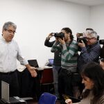 El portavoz del PDeCAT en el Congreso, Francesc Homs, a su llegada a la rueda de prensa que ha ofrecido hoy