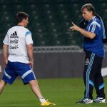 Messi recibe instrucciones del seleccionador Gerardo Martino