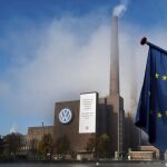 Una bandera de la Unión Europea ondea frente a la fábrica de Volkswagen (VW) en Wolfsburgo (Alemania)