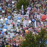 Manifestantes protestan en Helsinki