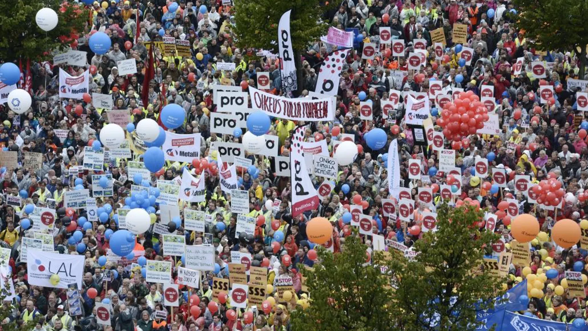 Manifestantes protestan en Helsinki