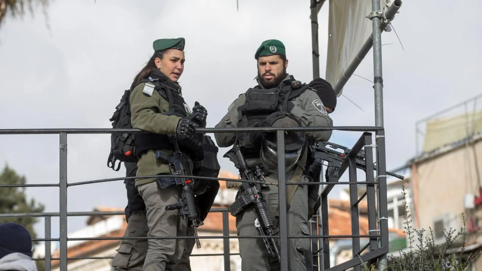 Policías montan guardia junto a la Puerta de Damasco en Jerusalén