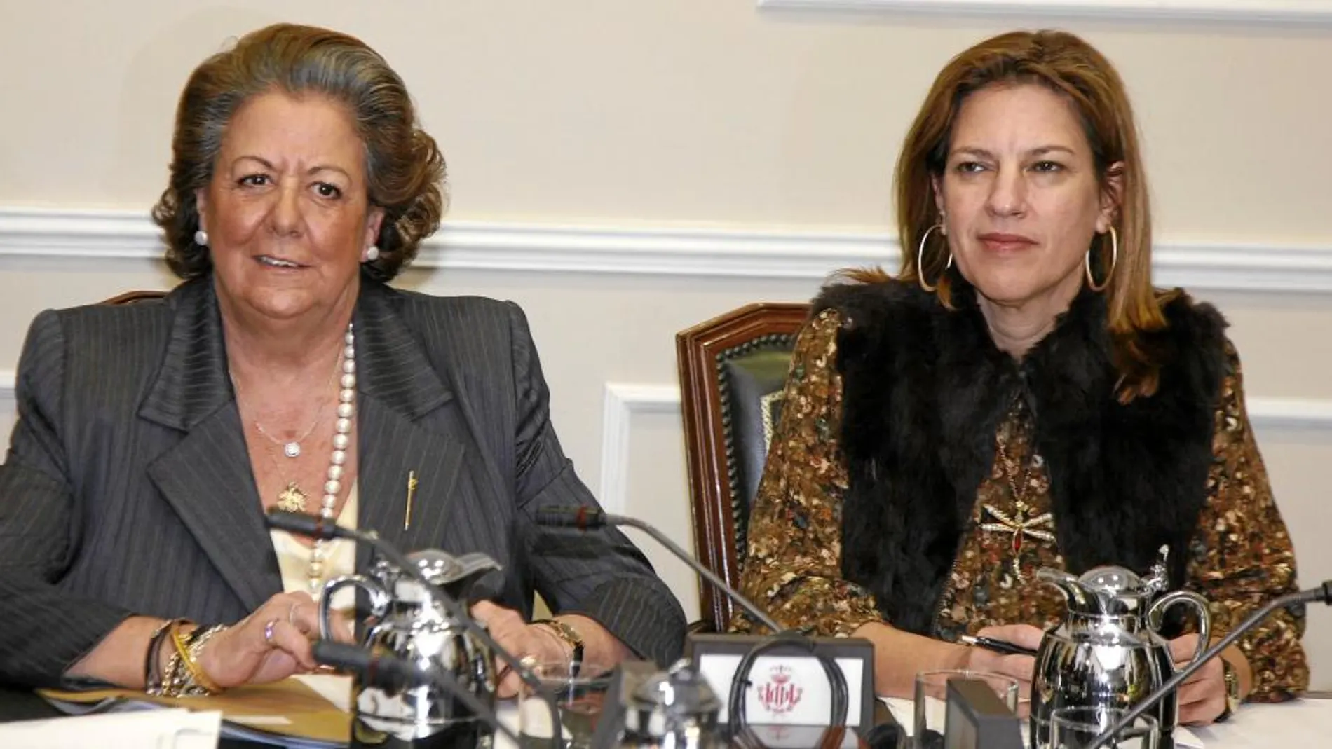 La alcaldesa de Valencia, Rita Barberá, y la delegada del Gobierno, Paula Sánchez de León, ayer tras la celebración de la Junta local de Seguridad con motivo de la próxima de las Fallas