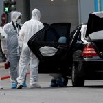 Los forenses inspeccionan el vehículo de Papademos.