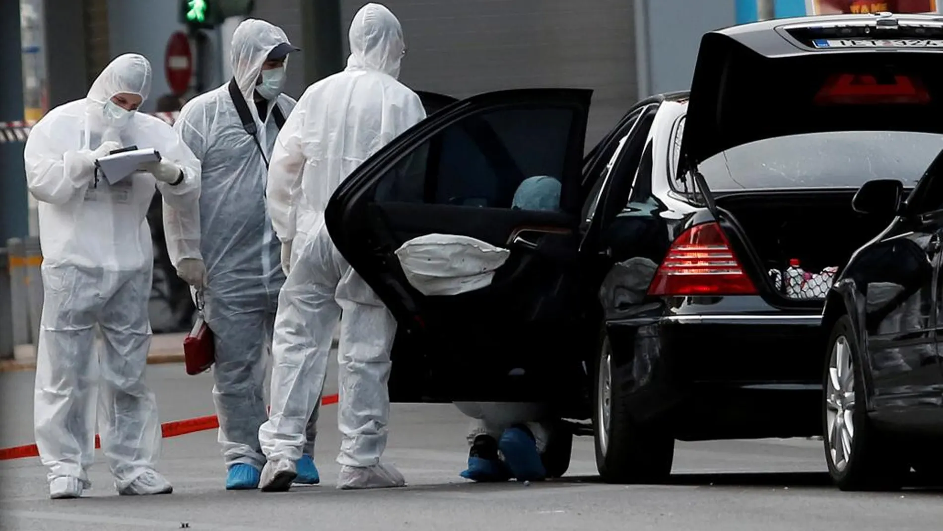 Los forenses inspeccionan el vehículo de Papademos.