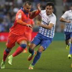 El delantero de Las Palmas, Jesé Rodríguez (i), lucha por el balón ante el defensa del Málaga