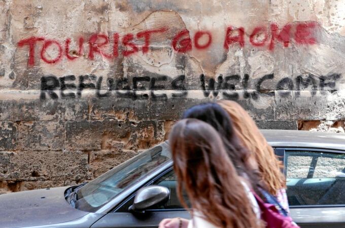 Pintada aparecida en una fachada de Palma de Mallorca contra la masificación turística