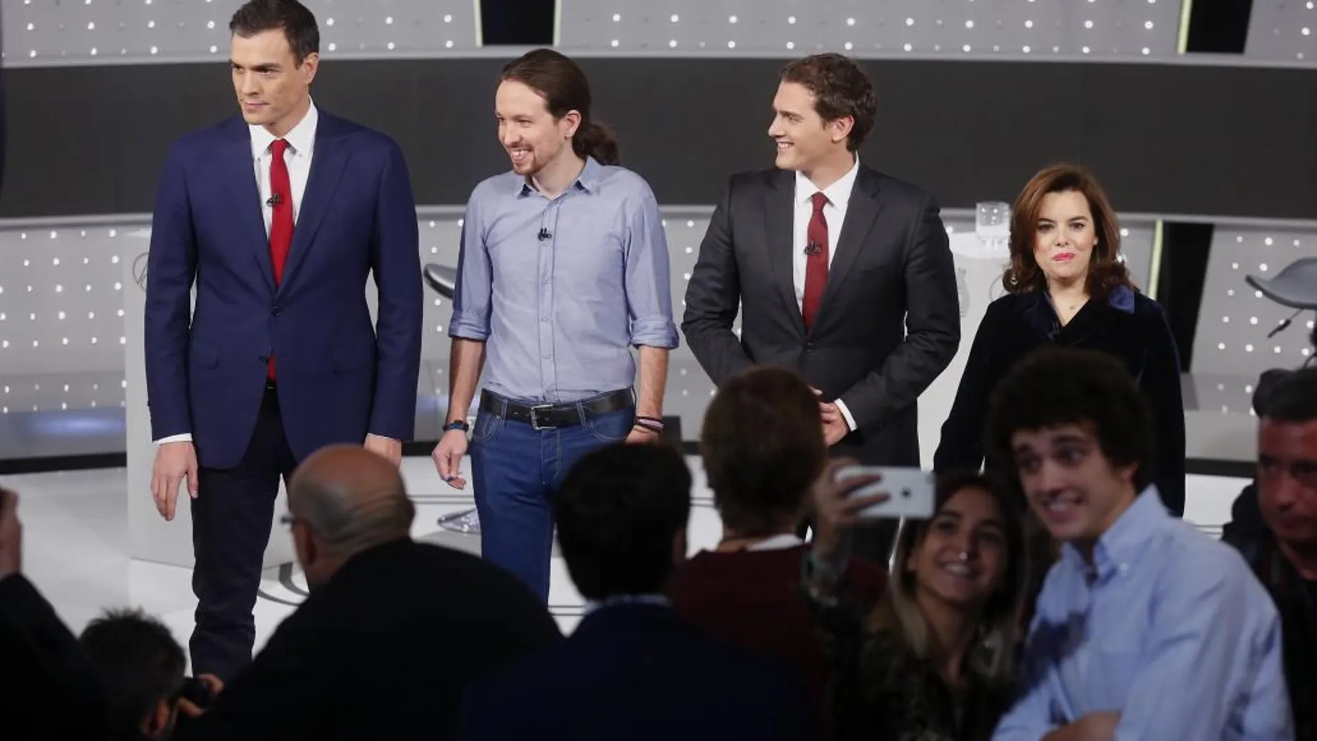 Los cuatro candidatos posan antes del debate