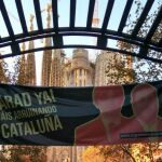 Barcelona amanece llena de pancartas que piden a Puigdemont y Junqueras: «¡Parad ya! Estáis arruinando a Cataluña»