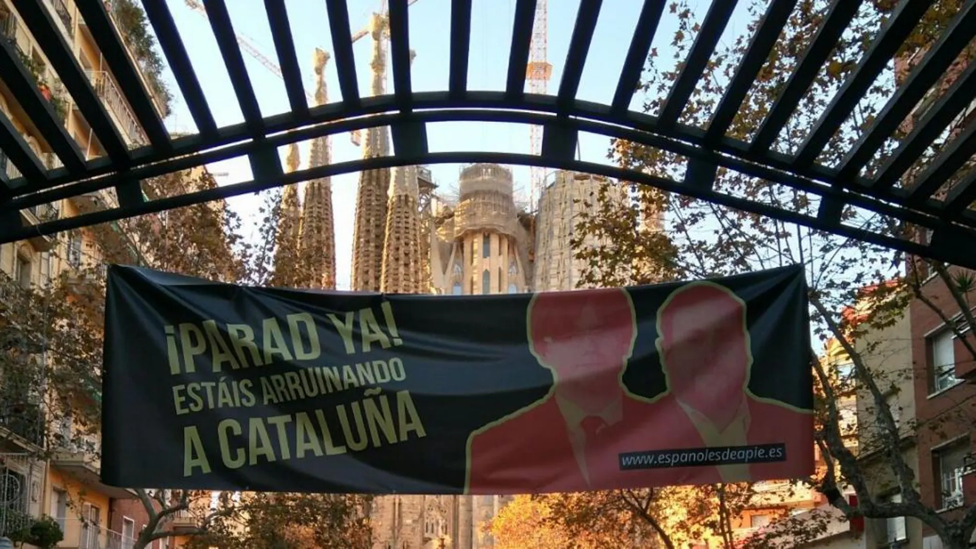 Barcelona amanece llena de pancartas que piden a Puigdemont y Junqueras: «¡Parad ya! Estáis arruinando a Cataluña»