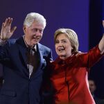 Hillary Clinton saludo junto a su marido, el expresidente Bill Clinton, durante la celebración de su victoria en el caucus de Nevada.