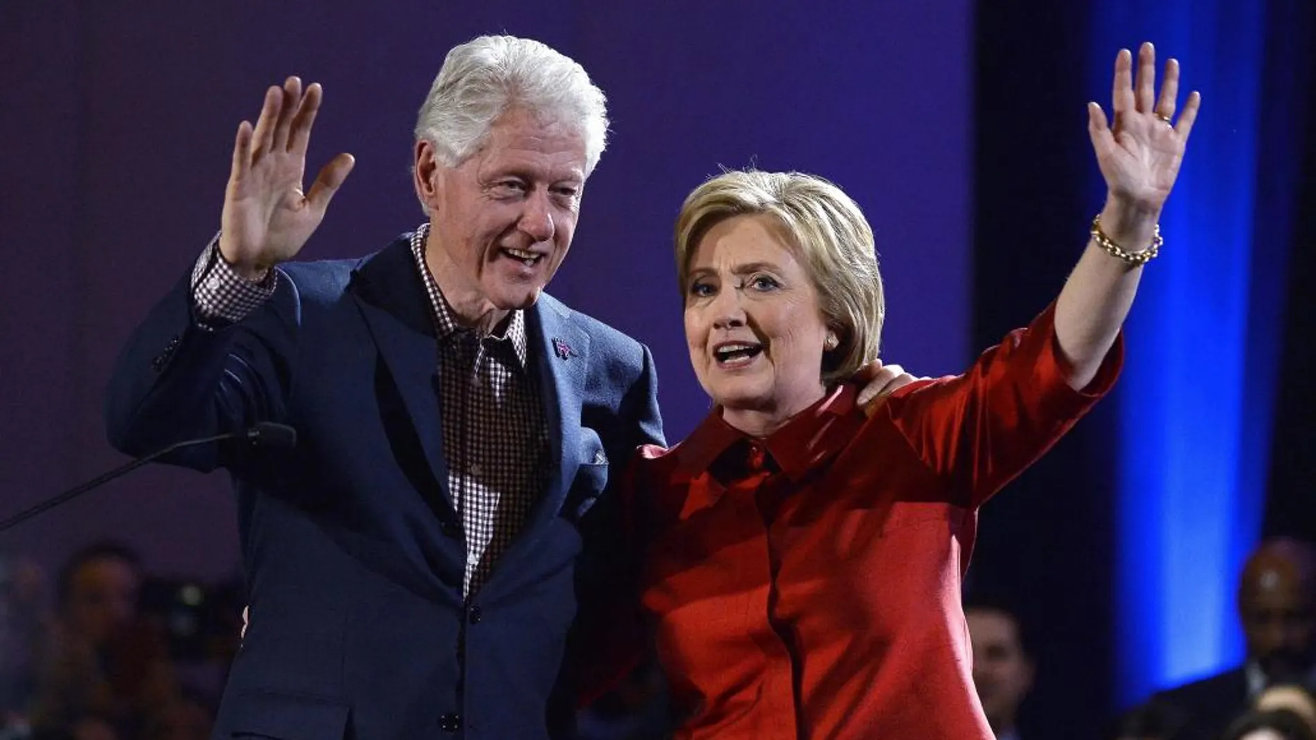 Hillary Clinton saludo junto a su marido, el expresidente Bill Clinton, durante la celebración de su victoria en el caucus de Nevada.