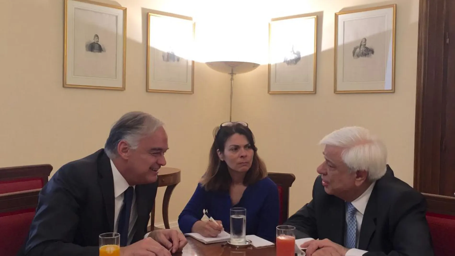 Portavoz del PP en el Parlamento Europeo, Esteban González Pons y el Presidente de la República de Grecia, Prokopis Pavlopoulos durante su reunión