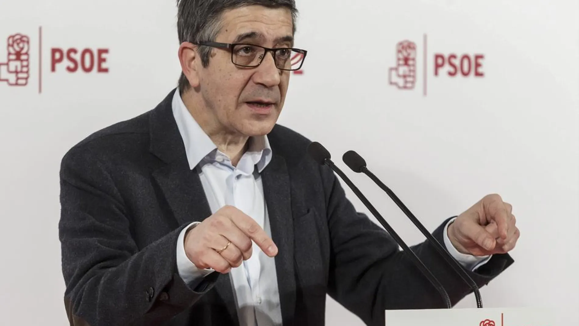 El exlehendakari Patxi López, uno de los aspirantes a liderar el PSOE, durante su participación hoy en un acto con militantes del partido en Burgos.