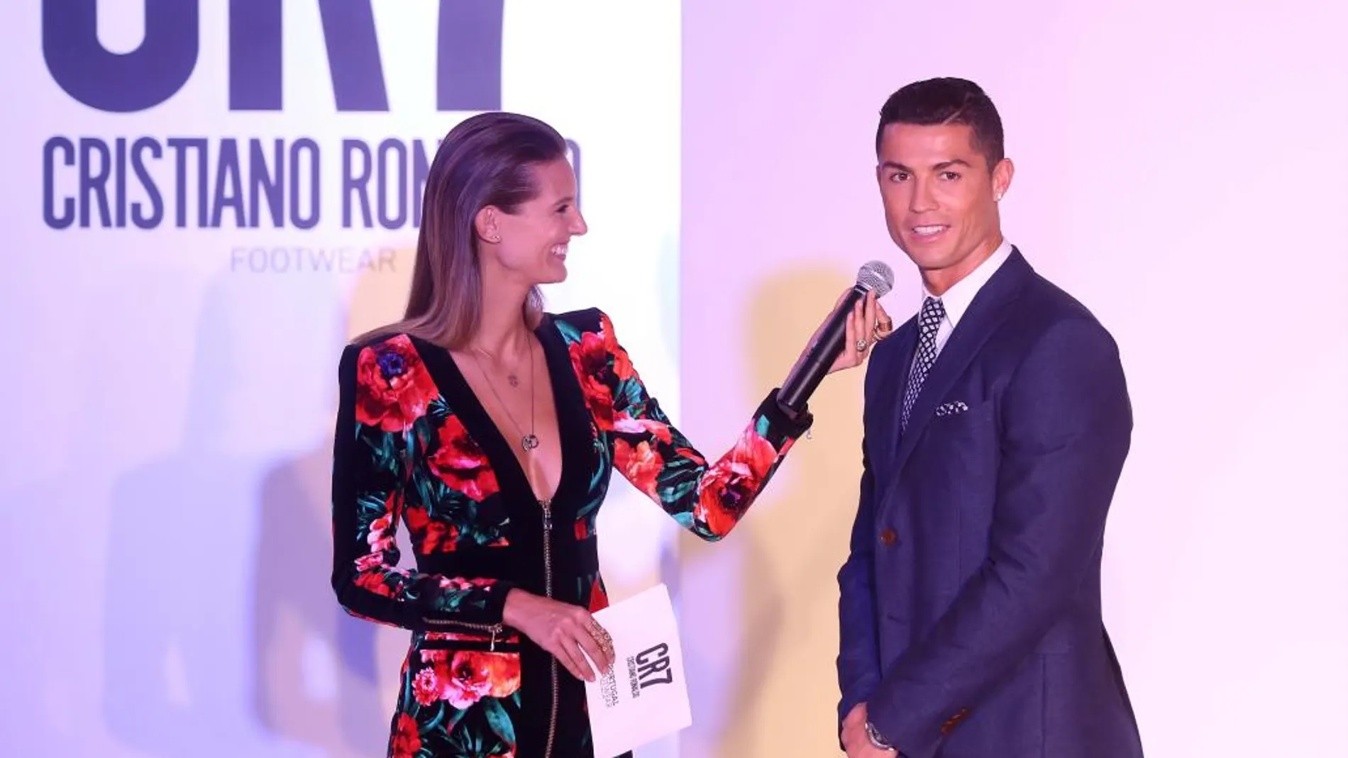 El delantero de la selección de fútbol portuguesa Cristiano Ronaldo presenta su nueva línea de calzado "CR7"