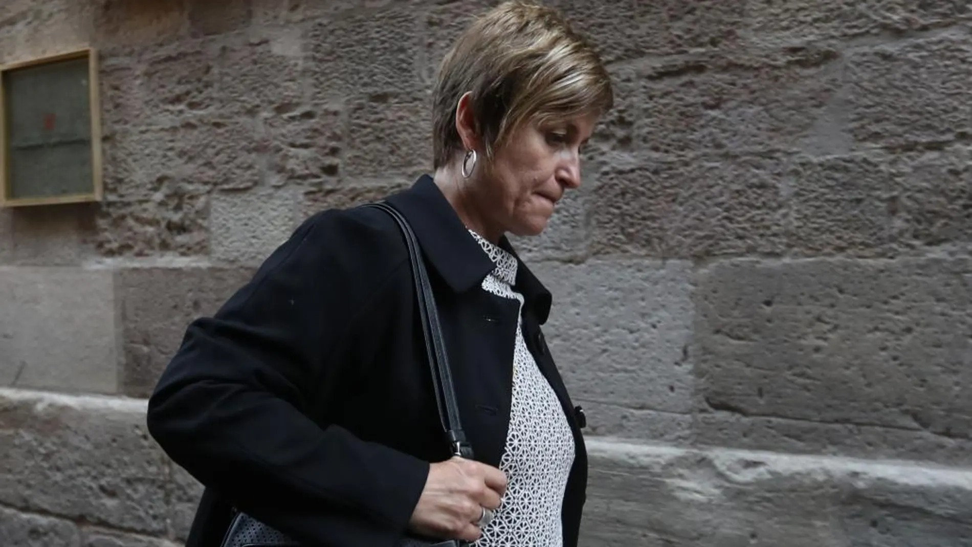 La diputada de ERC, Anna Simó, sale del Palau de la Generalitat esta mañana. EFE/Toni Albir