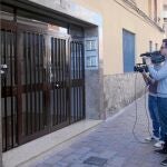 Varios cámaras graban la entrada de la vivienda