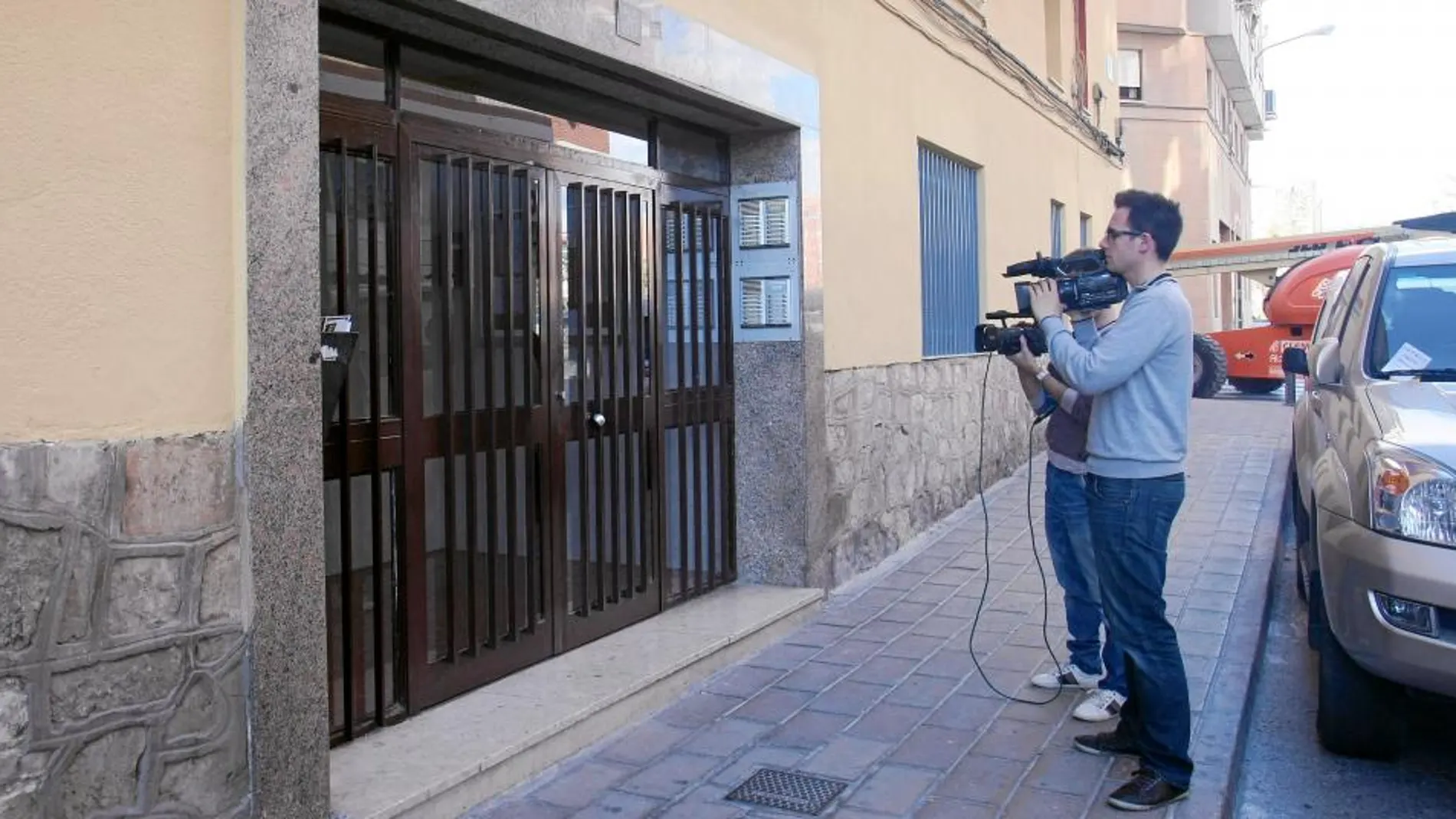 Varios cámaras graban la entrada de la vivienda